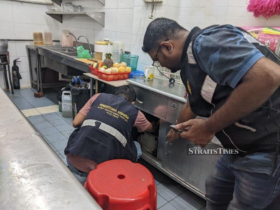 Cockroaches found in fridge at Penang Nasi Kandar shop